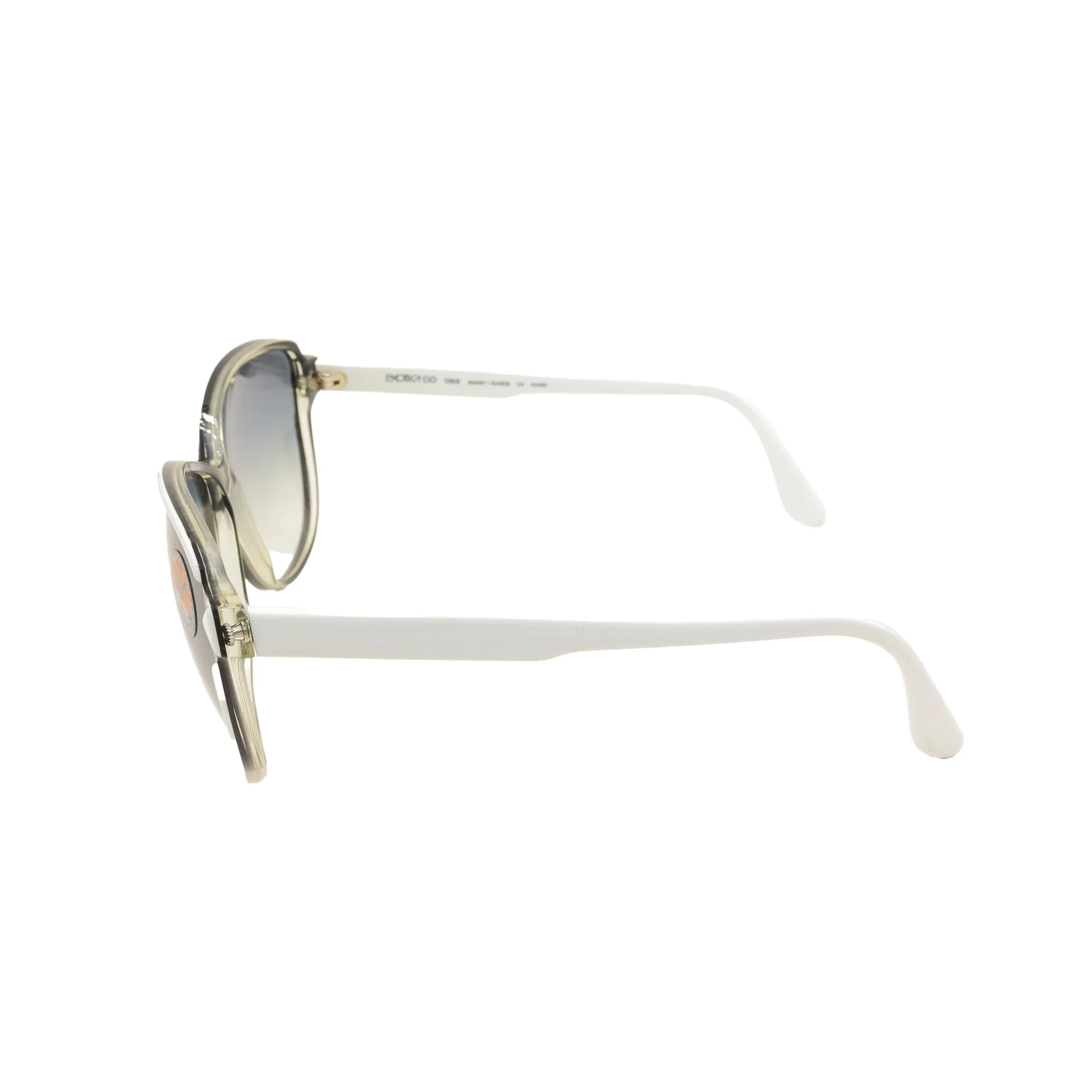 نظارات شمسية بيضاء من LUXOTTICA - Image 3